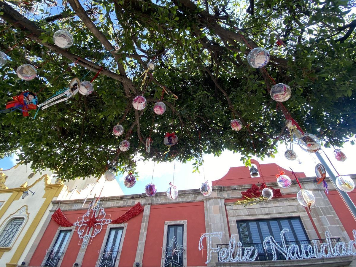 Recuerdan a desaparecidos con esferas navideñas en Jardín Principal de Celaya