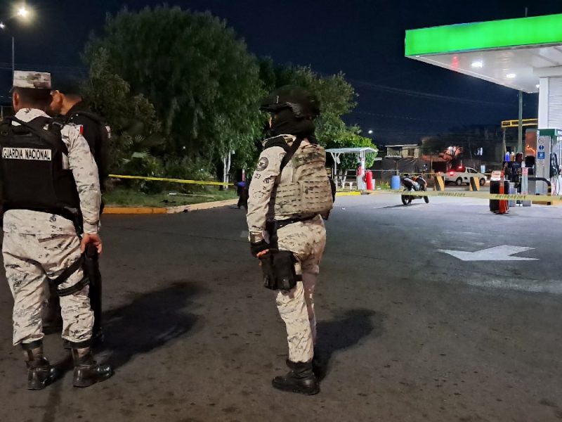 Confunde exteniente a repartidor con asaltante y lo balea en gasolinera