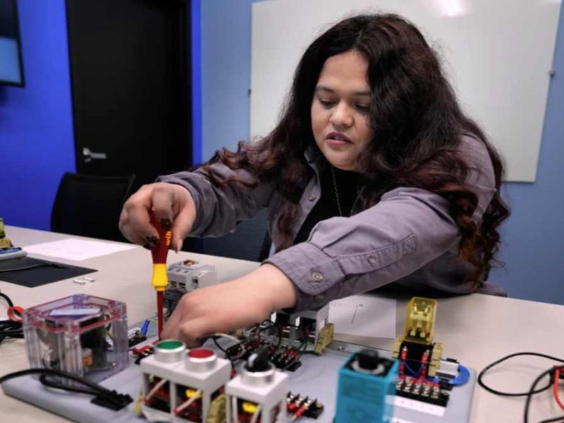 Pega a industria minorista de EU falta de migrantes calificados; optan por capacitar a sus empleados