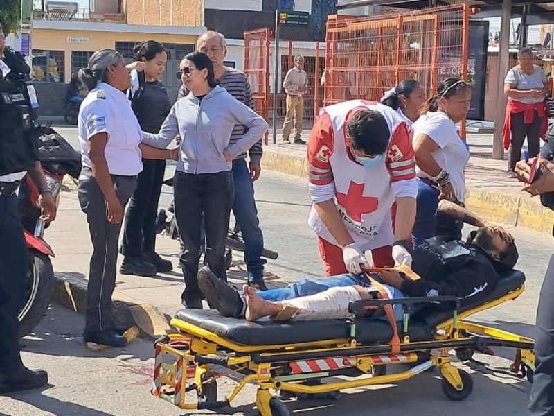 Motociclista sufre fractura expuesta tras ser impactado por camioneta