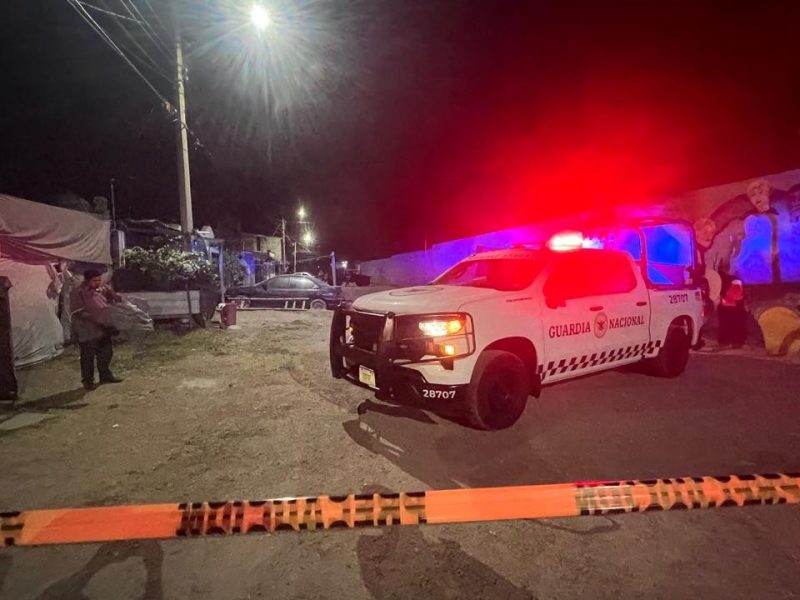 Pirotecnia causa incendio: fuego consume auto y pacas en Yuriria