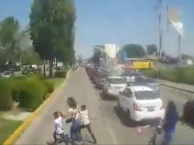 Invasión de autos y peatones en carril de la oruga pone en riesgo la vida