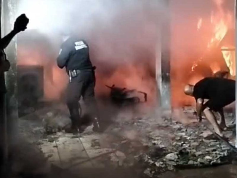 Incendio en Irapuato: Pareja queda atrapada al arder su casa en Las Brisas