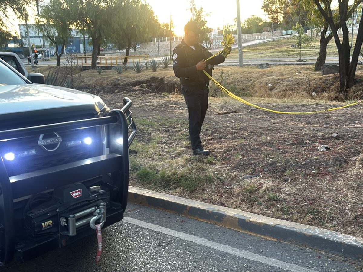 Hallan cuerpo embolsado en arroyo en Las Mandarinas