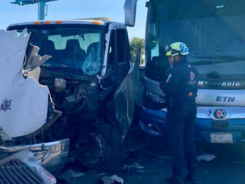 Accidente en León: Conductor queda prensado al chocar con autobús de ETN en bulevar Aeropuerto