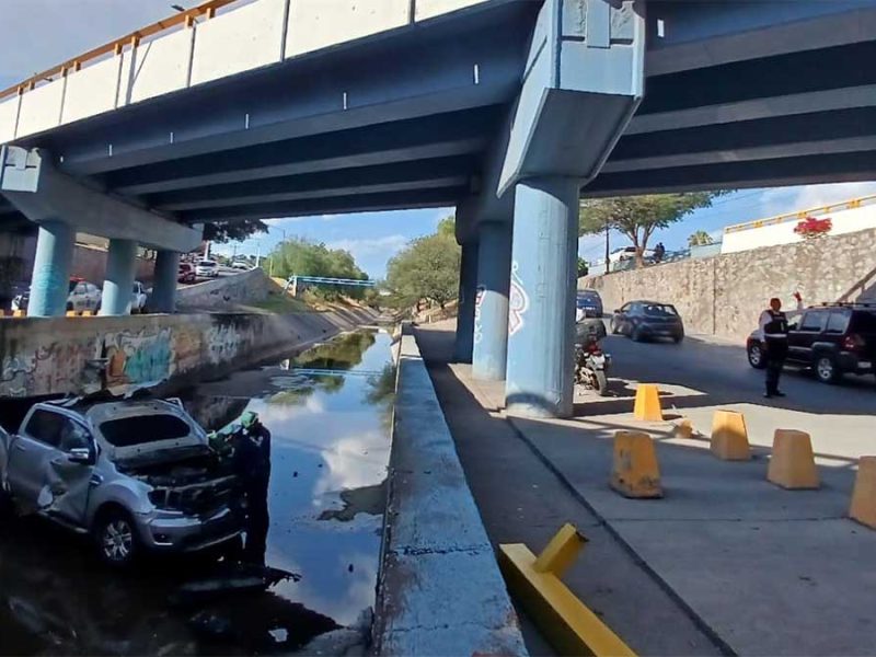 accidente de auto en Malecón del Río