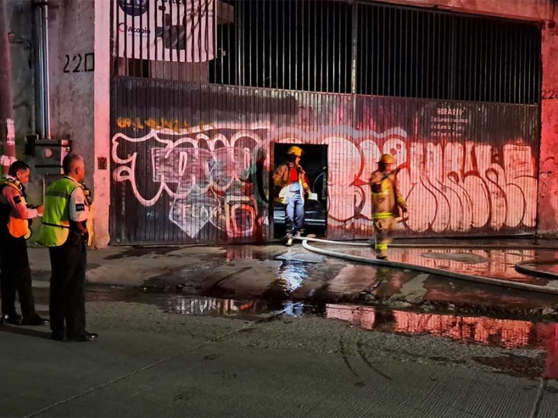 Alarman columnas de humo en León: Incendio en recicladora consume 8 toneladas de caucho