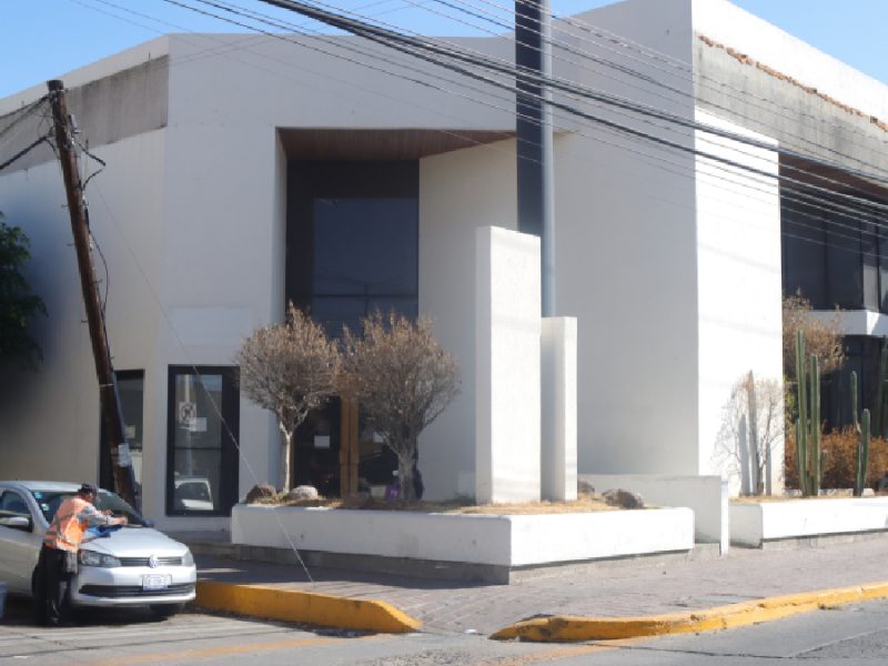 De banco a refugio de vandalismo: Edificio abandonado desata ola de delitos en Las Fuentes