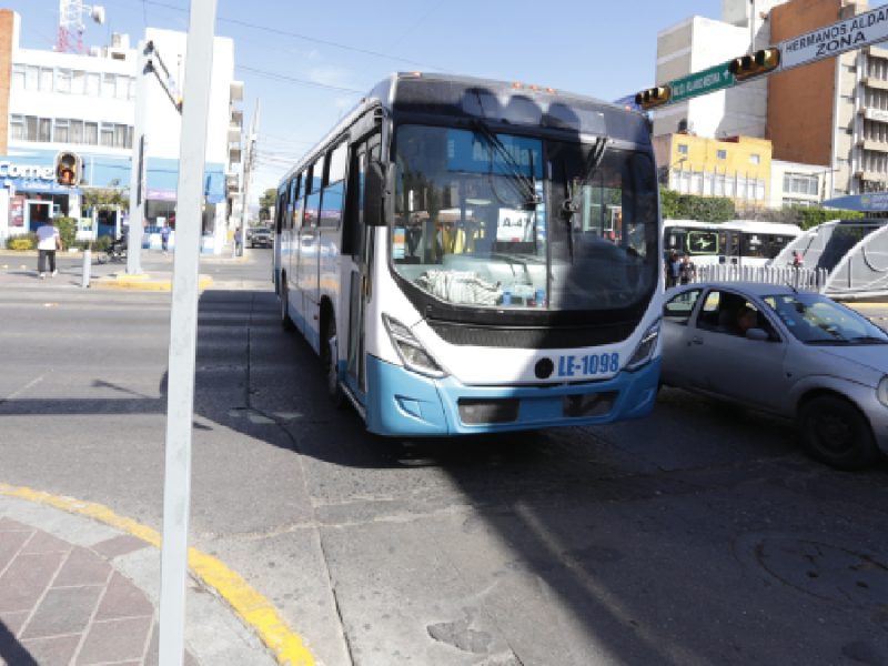 Millonario subsidio al transporte en León no frena largas esperas: Usuarios pierden hora y media en traslados