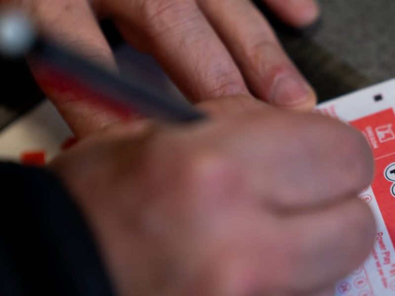 Hombre gana 1,817 millones de dólares en la lotería de Estados Unidos durante sorteo de Nochebuena