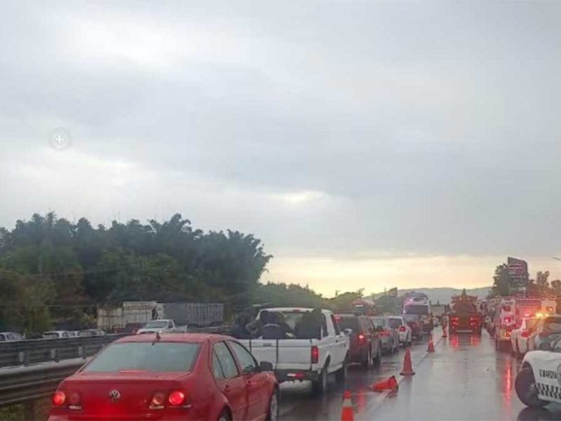 Cierre total de autopista Córdoba-Veracruz: Carambola deja 40 heridos
