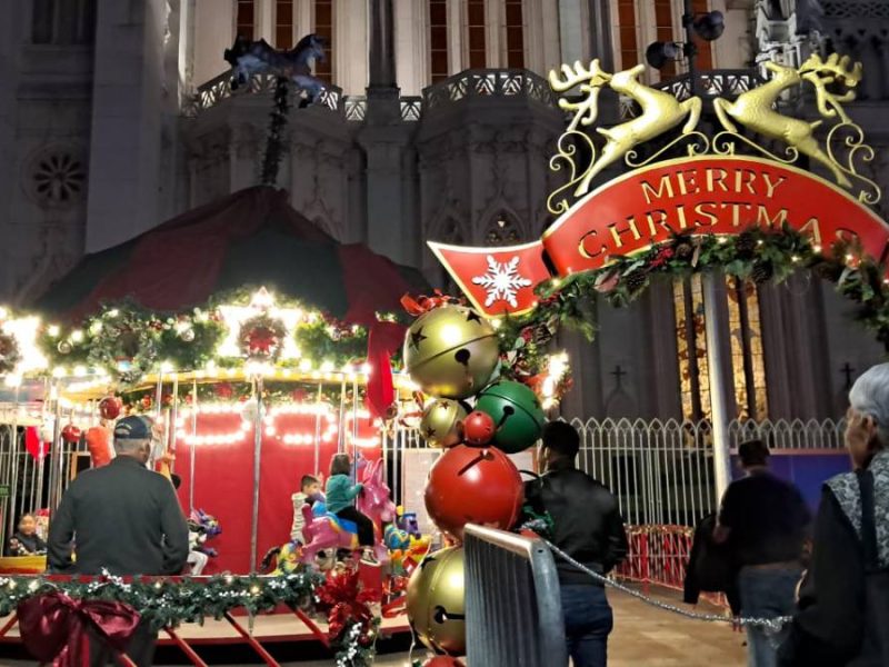 Carrusel gratuito en la Plaza Expiatorio en León atrae a familias; estará hasta el 6 de enero