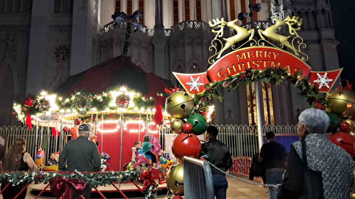 plaza-expiatorio-león-carrusel