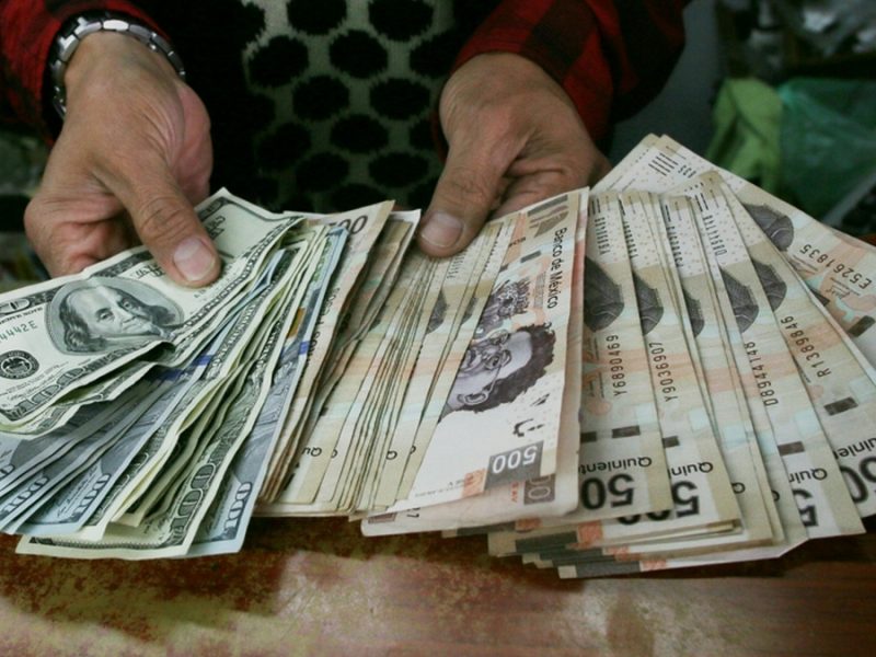 Tiene peso año récord, cierra dólar en 18.01; es segunda moneda con mayor apreciación en AL