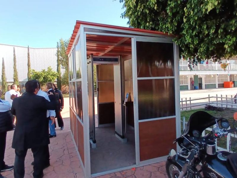 SNTE instala checadores biométricos en secundarias de León con dinero de familias