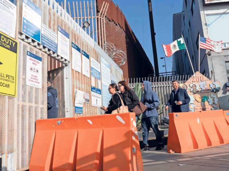 Paisanos huyen del acoso de Trump y son extorsionados por autoridades y militares mexicanos