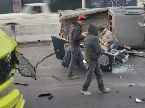 Dos lesionados en choque y volcadura en la avenida Constituyentes