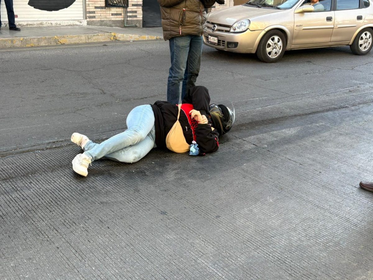 Derrape por aceite deja a mujer lesionada en Pachuca; reclaman demora de ambulancia