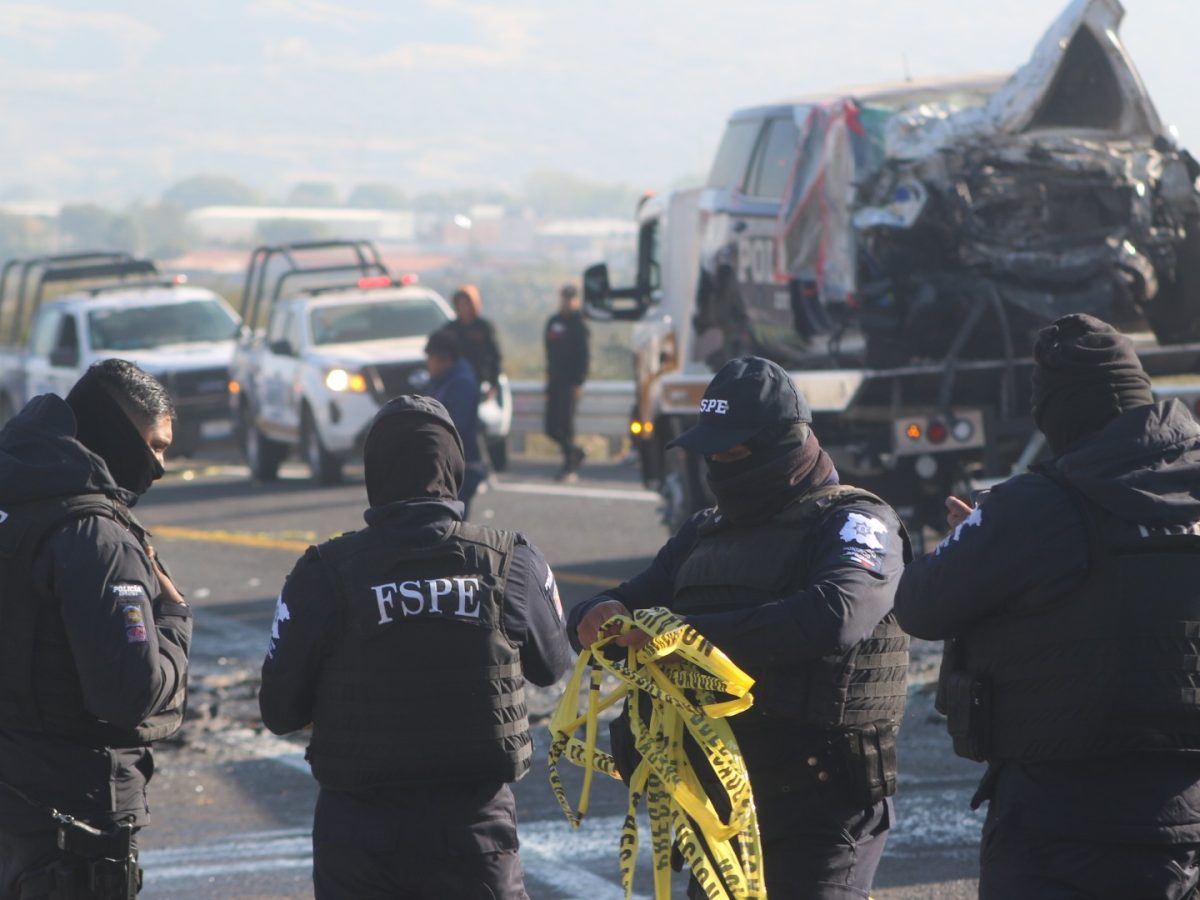 Muere oficial en choque de patrulla contra camión de jornaleros en Irapuato