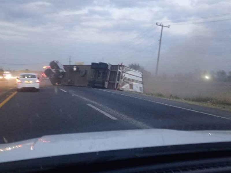 Vuelca tráiler y desata caos vial: Accidente carretera Irapuato-Abasolo
