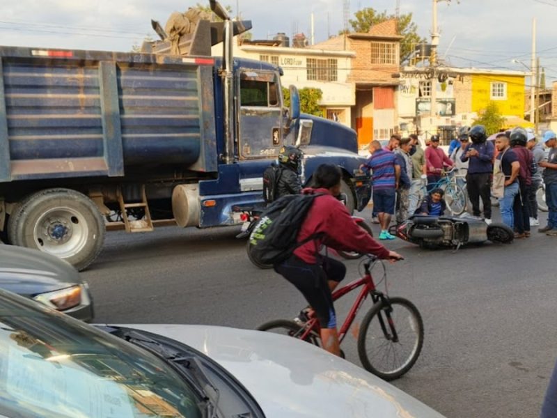 Motociclista queda debajo de una tolva tras un accidente en Irapuato