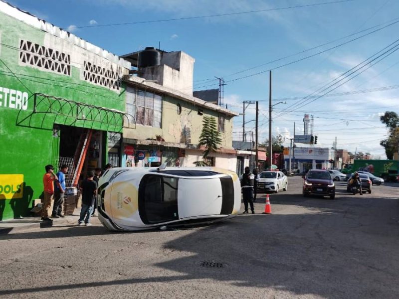 Joven vuelca su vehículo tras accidente en la colonia 12 de Diciembre de Irapuato