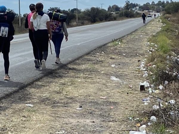 Afluencia histórica de “sanjuaneros”: Caminata entre heladas y toneladas de basura a su paso