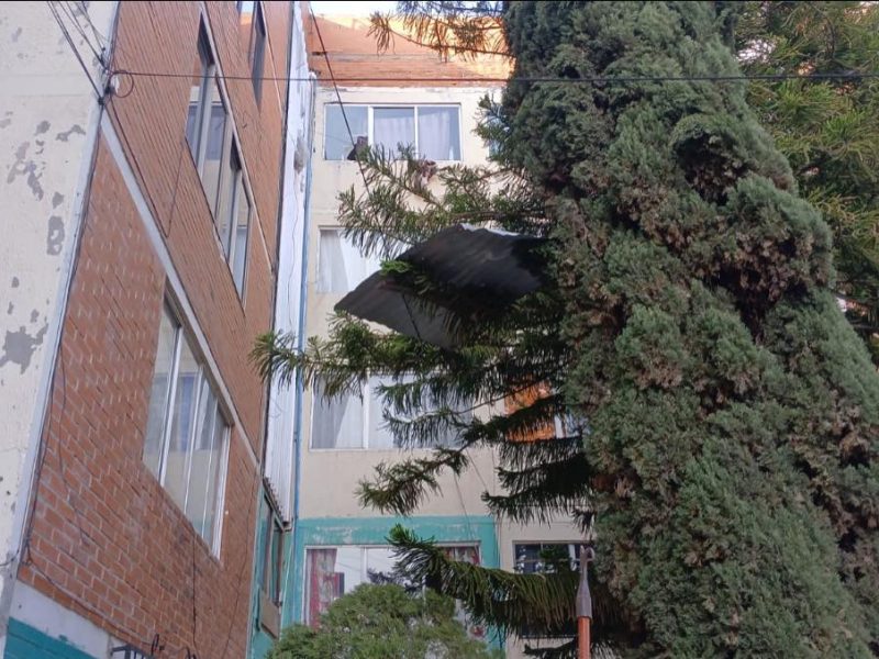 Fuertes vientos sacuden Pachuca y dejan daños en viviendas y predios