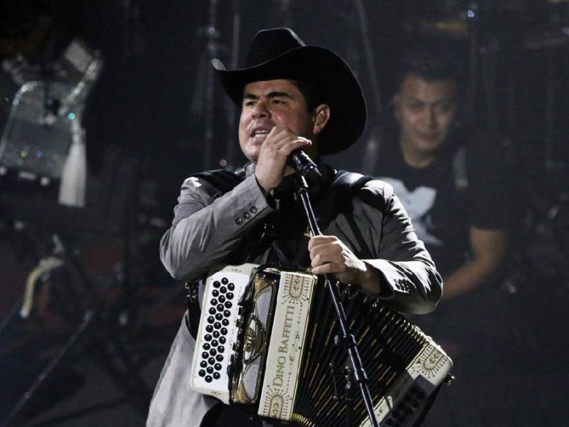 Alfredo Olivas inaugura el Palenque de la Feria de León con sold out entre amores, despechos y velitas encendidas