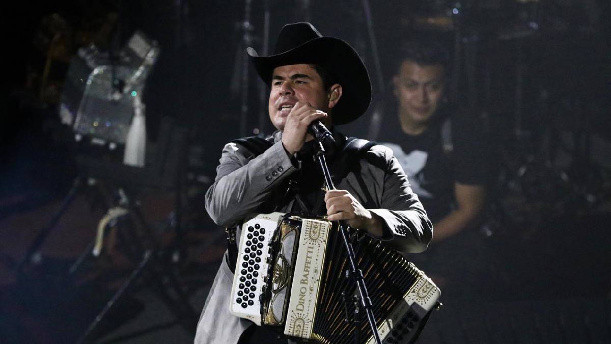 Alfredo Olivas cantando con acordeón en el Palenque de la Feria de León 2026.