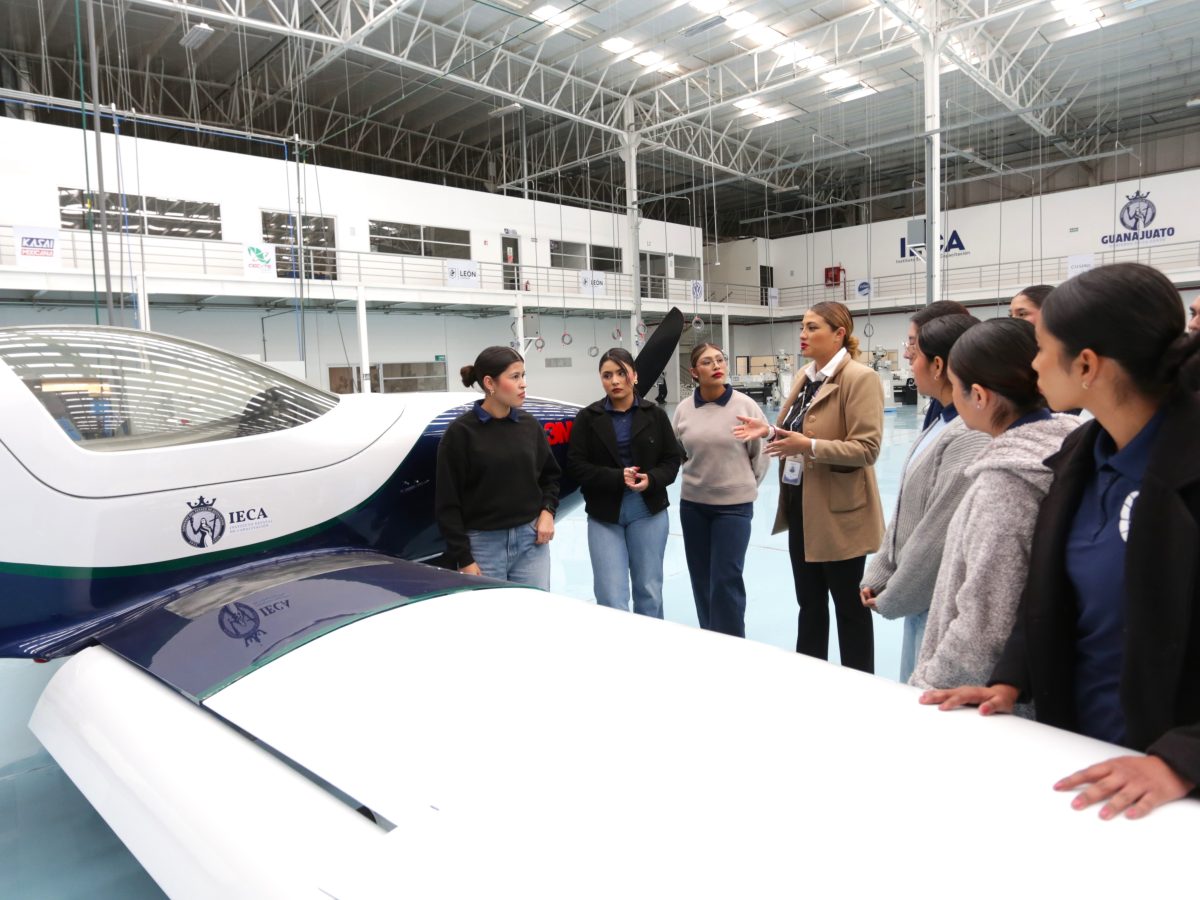 Alianza IECA y Colegio de Aeronáutica impulsa la formación de pilotos y sobrecargos en León