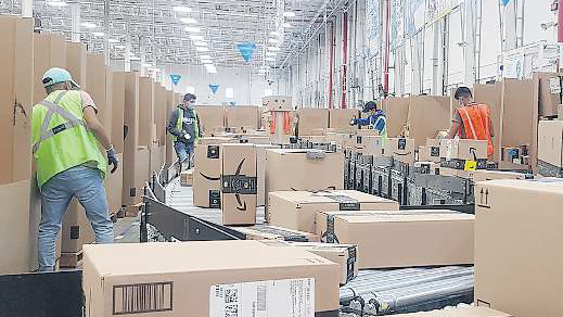 Empresa Amazon registra horas y ubicación de empleados en Seattle mediante sistema digital.