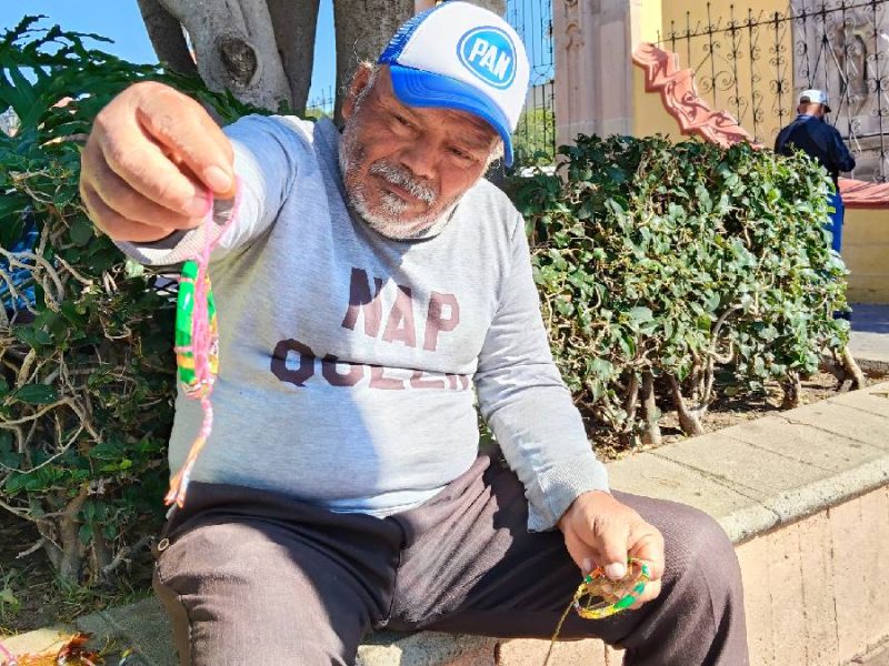 Artesanías con materiales reciclados, el sustento de Santos Barajas