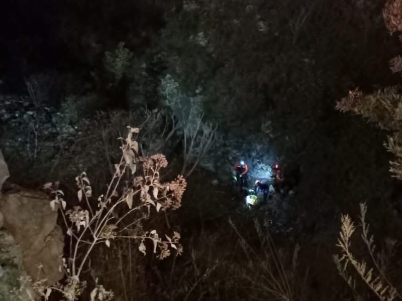 Rescatan a hombre tras caer en un barranco de la carretera a Calderones