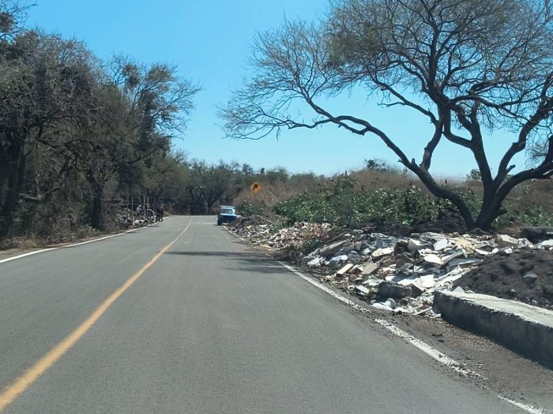 Denuncian focos de infección y riesgo de incendios en caminos rurales de Moroleón y Uriangato