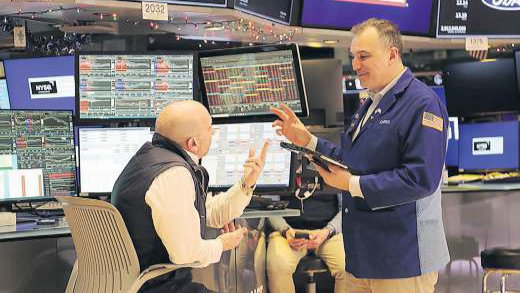 Dow Jones y S&P 500 pierden impulso y retroceden desde niveles récord