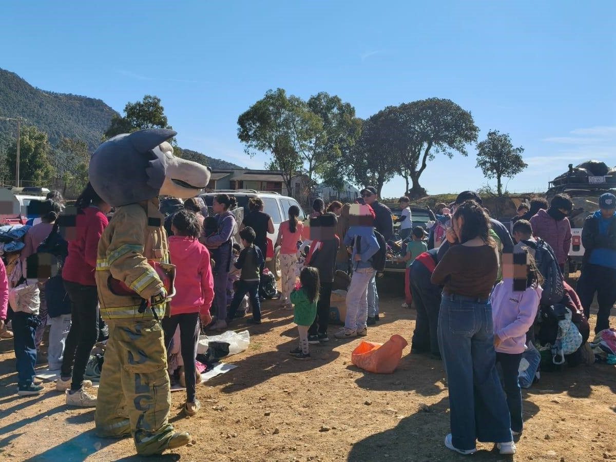Bomberos SIMUB y Brigada Lobos llevan alegría de Reyes Magos a comunidades de la Sierra de Santa Rosa