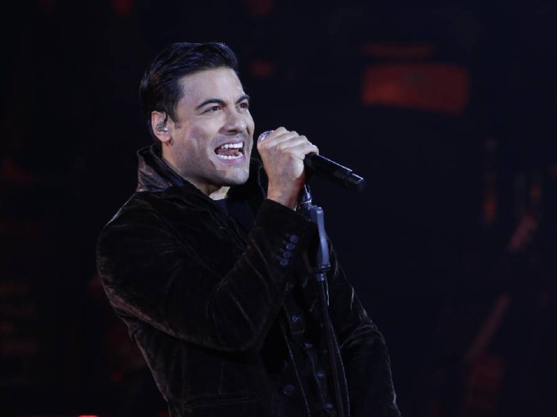 Carlos Rivera estrena su gira ‘Vida’ con una noche mágica en el Palenque de la Feria de León