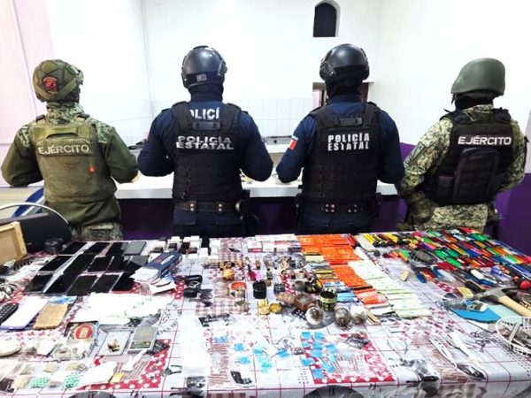 Aseguran celulares, armas y droga en operativo en Cereso de Pachuca