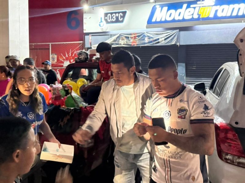 ‘La Gente de la 7 y 8’, porra de Club Irapuato, da juguetes a menores en convivencia