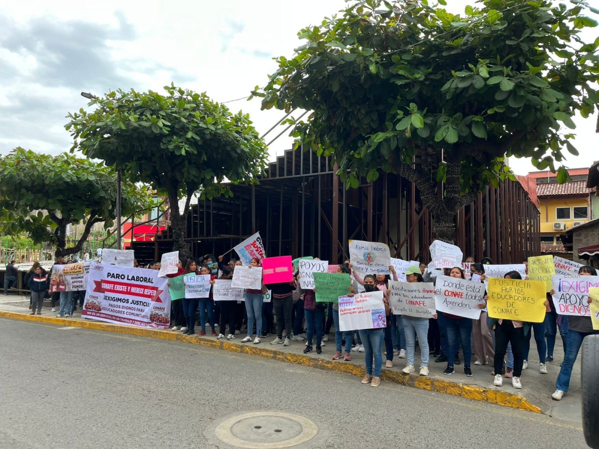 Marchan educadores de Conafe en Huejutla; exigen reconocimiento a su labor