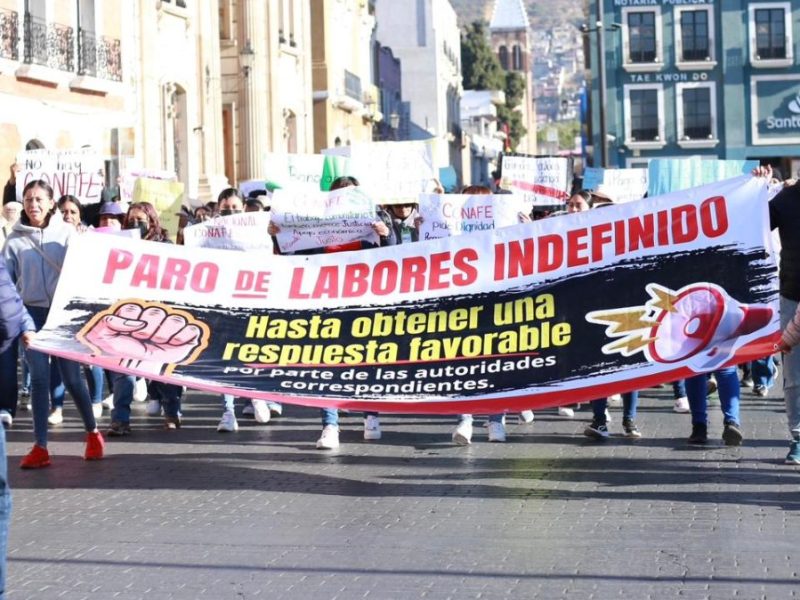 Protestan docentes de Conafe en Pachuca por recortes y precariedad laboral