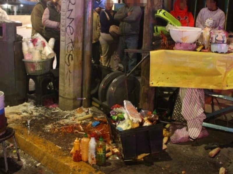 Provoca conductor accidente en León: embiste puesto de elotes afuera de la T-58