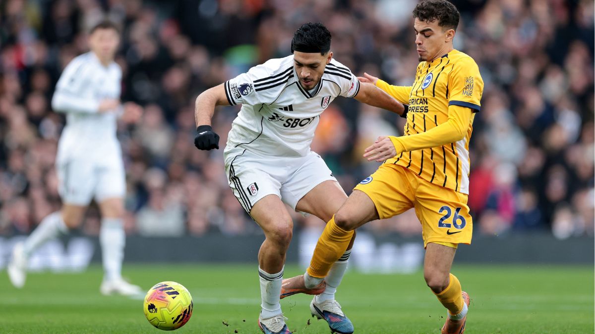 Raúl Jiménez peleando la pelota en el juego contra Brighton. Foto: Agencia AP.
