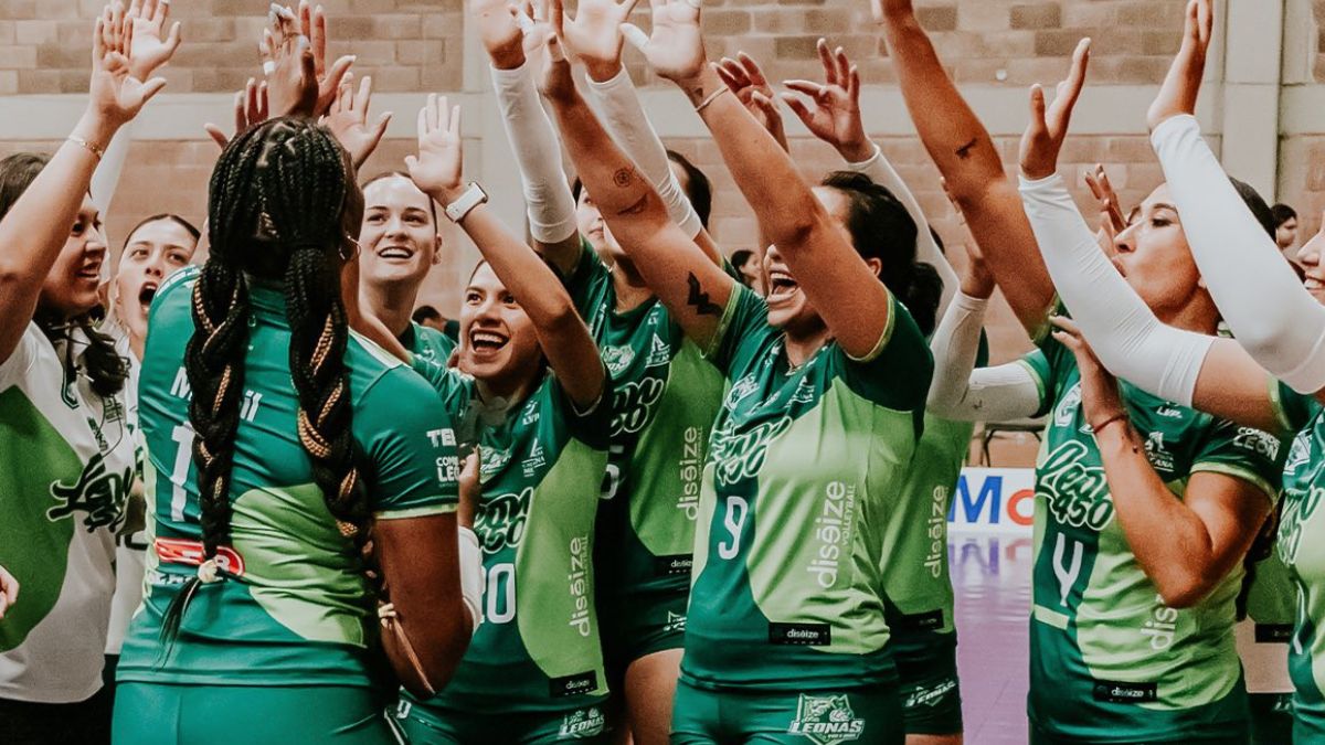 Leonas de León celebrando uno de sus primeros tres triunfos del 2026. Foto: Leonas Voleibol Oficial.