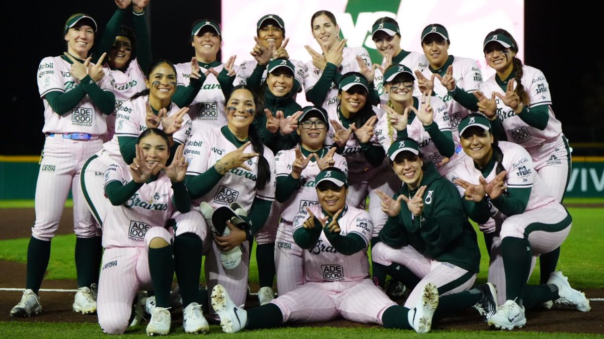 Bravas de León celebrando su triunfo del domingo ante Jalisco. Foto: Bravas de León Oficial.