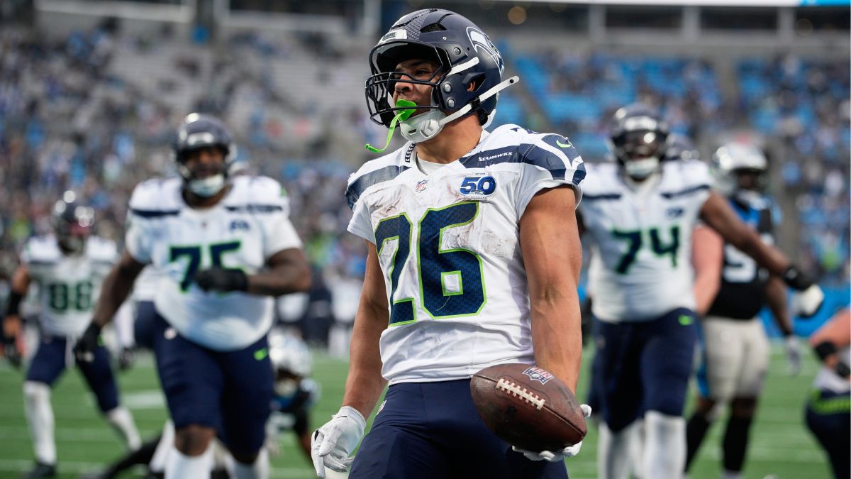 Zach Charbonnet, corredor de Seattle, festeja una anotación. Foto: Agencia AP.