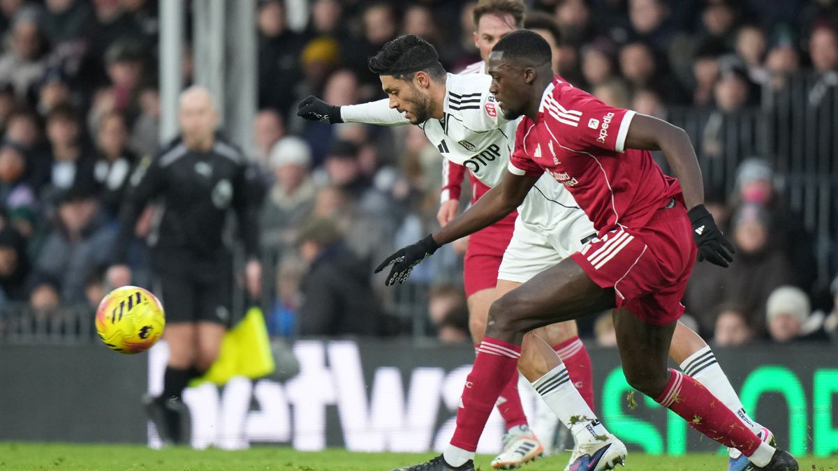 Raúl Jiménez en la disputa de un balón contra Liverpool. Foto: Agencia AP.