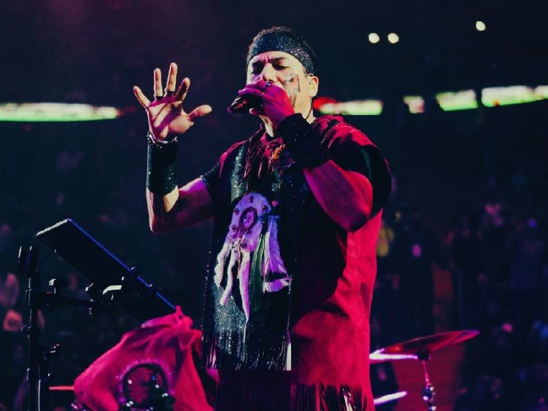 Banda Cuisillos le canta Las Mañanitas a León en una noche de fiesta apache en el Palenque