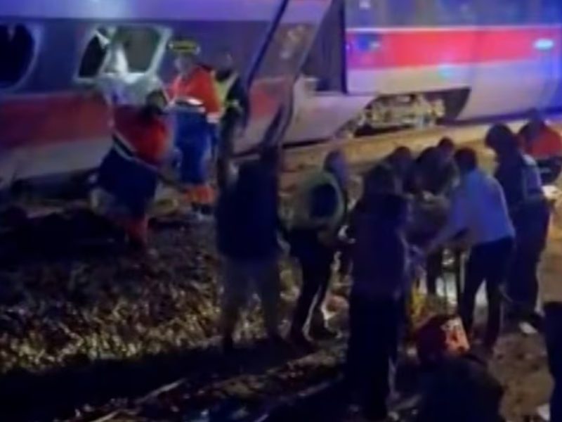Descarrilan dos trenes en España: Accidente deja al menos 21 muertos